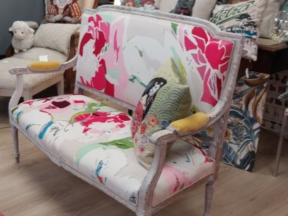 Réfection complète garniture contemporaine en mousse Bultex recouverte d'un tissu d'ameublement édité par une maison française Zéphir and Co dans le sud de la France. Impression sur Velours coloris pastel.