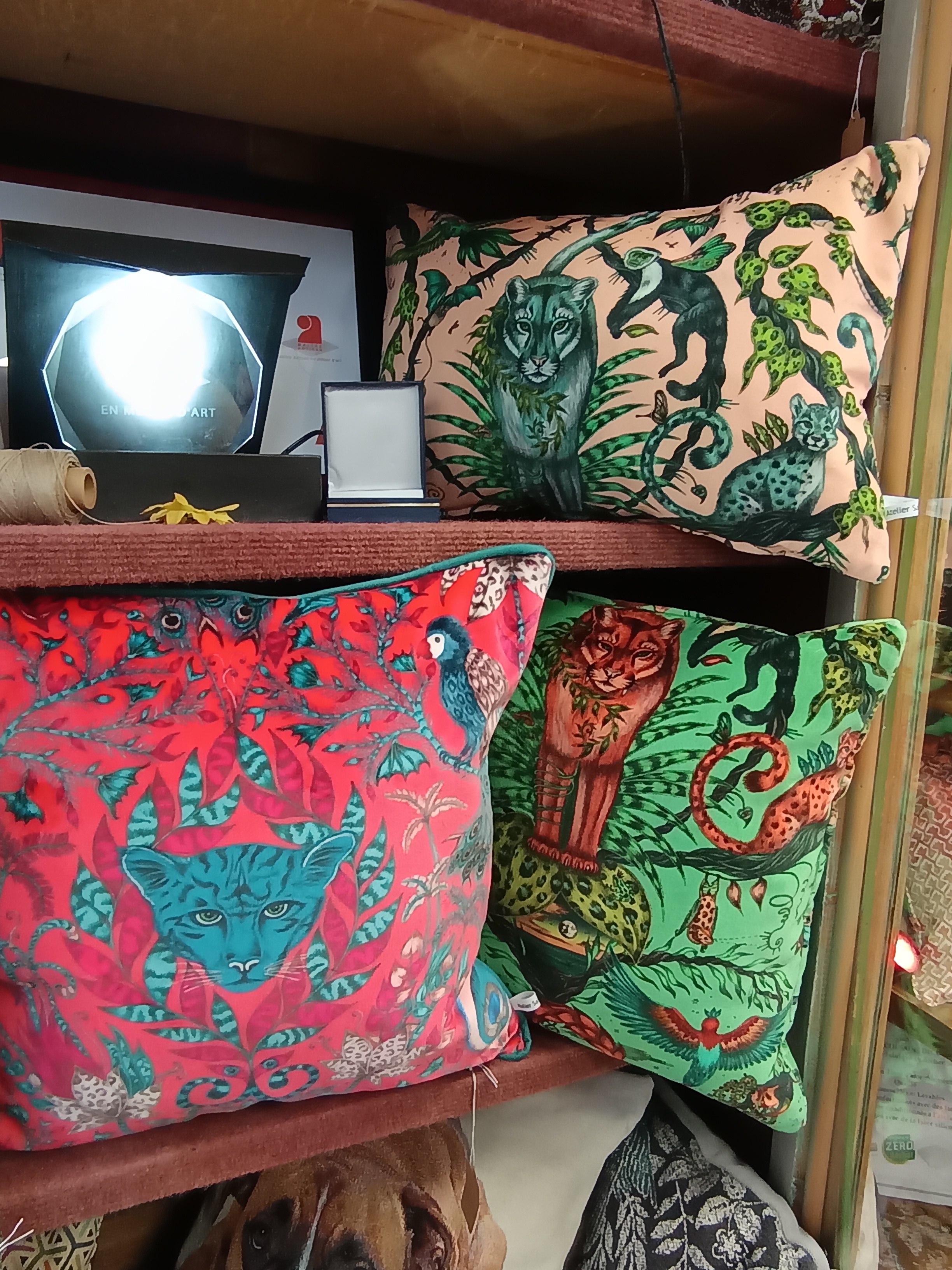 🎨 Le Coussin de Haute Facture Par L’Atelier Sandy Déco L'Âme : Garnissage généreux en plumes de canard, enveloppé dans une percale de coton pour un confort durable et un gonflant incomparable. L'Étoffe : Sélection exclusive de tissus anglais aux motifs iconiques. Chaque pièce est unique, avec un centrage optique rigoureux pour magnifier le dessin textile. La Confection : Finition artisanale avec fermeture invisible. Montage avec passepoil coordonné pour une structure impeccable. Entièrement réalisé sur mesure dans notre atelier de Saint-Laurent-des-Arbres. "Le détail qui signe l'élégance de votre intérieur." Conseil d'exposition : Imprimez ce texte sur un papier de création (type vergé ou kraft) et disposez-le sur un petit chevalet en bois ou une pince dorée à côté de vos coussins.