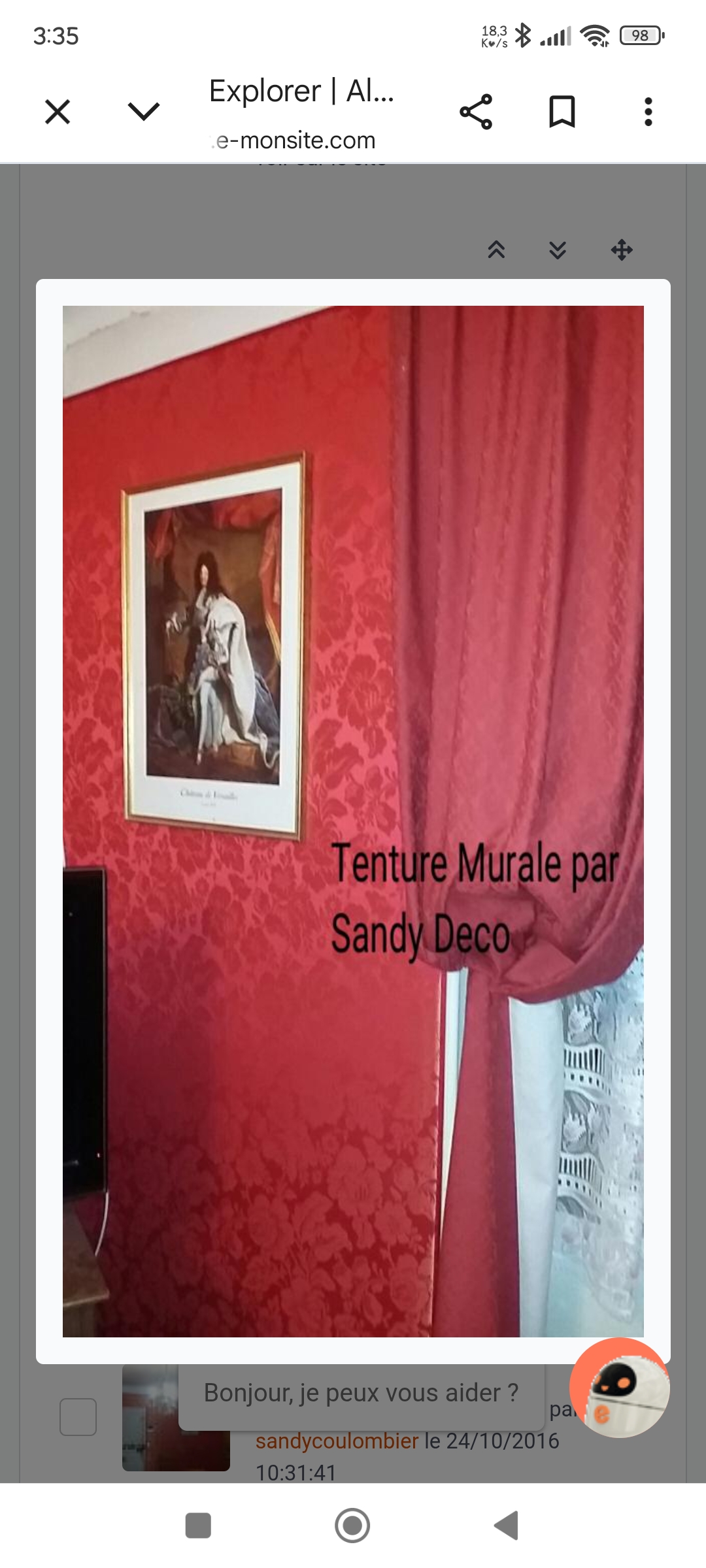 Voici une proposition de rédaction professionnelle pour valoriser cette prestation haut de gamme. La tenture murale est le summum de la décoration textile, offrant une isolation phonique et thermique hors pair tout en masquant les imperfections des murs. Chantier de Prestige : Réalisation d'une Tenture Murale sur Mesure Lieu : Résidence privée Expertise : L'Atelier Sandy Déco 1. Préparation du Support : Le "Squelette" de la Pièce La réussite d'une tenture réside dans sa structure invisible.  * Pose du molleton : Installation d'un molleton épais (coton ou synthétique isolant) sur l'ensemble des parois. Cette sous-couche apporte le "gonflant" caractéristique, absorbe les résonances acoustiques et renforce l'isolation de la pièce.  * Baguetage : Pose de baguettes à mordre (profilés PVC ou bois) sur le pourtour des murs, des huisseries et des prises électriques pour une tension parfaite du tissu. 2. Pose du Tissu d'Éditeur Le choix du textile transforme radicalement l'atmosphère de l'habitat.  * Calepinage et Raccords : Étude minutieuse du placement des lés pour assurer la continuité des motifs (lin, soie ou velours) sur chaque pan de mur.  * Tension Traditionnelle : Le tissu est inséré et tendu manuellement dans les profilés. Cette technique permet une finition "bord à bord" d'une précision chirurgicale, sans aucun clou apparent. 3. Finitions de Haute Couture Pour parfaire l'esthétique du chantier, plusieurs options de finition sont appliquées :  * Galonnage ou Passepoil : Pose d'un galon assorti ou d'une lézarde pour souligner les angles et les encadrements de portes.  * Découpes techniques : Intégration invisible des boîtiers électriques et des appliques murales, découpés avec une extrême précision dans la trame du tissu. Les Avantages de la Tenture par L'Atelier Sandy Déco | Bénéfice | Description | |---|---| | Acoustique | Suppression de l'écho pour une ambiance feutrée (idéal pour salon ou chambre). | | Thermique | Barrière naturelle contre le froid des murs extérieurs. | | Esthétique | Masque les fissures et irrégularités sans travaux de maçonnerie lourds. | | Sain | Le tissu "respire" grâce au vide d'air ménagé derrière le molleton. | > Le mot de l'Atelier : "La tenture murale n'est pas seulement une décoration, c'est une caresse visuelle et sonore qui redéfinit totalement le confort de votre intérieur."