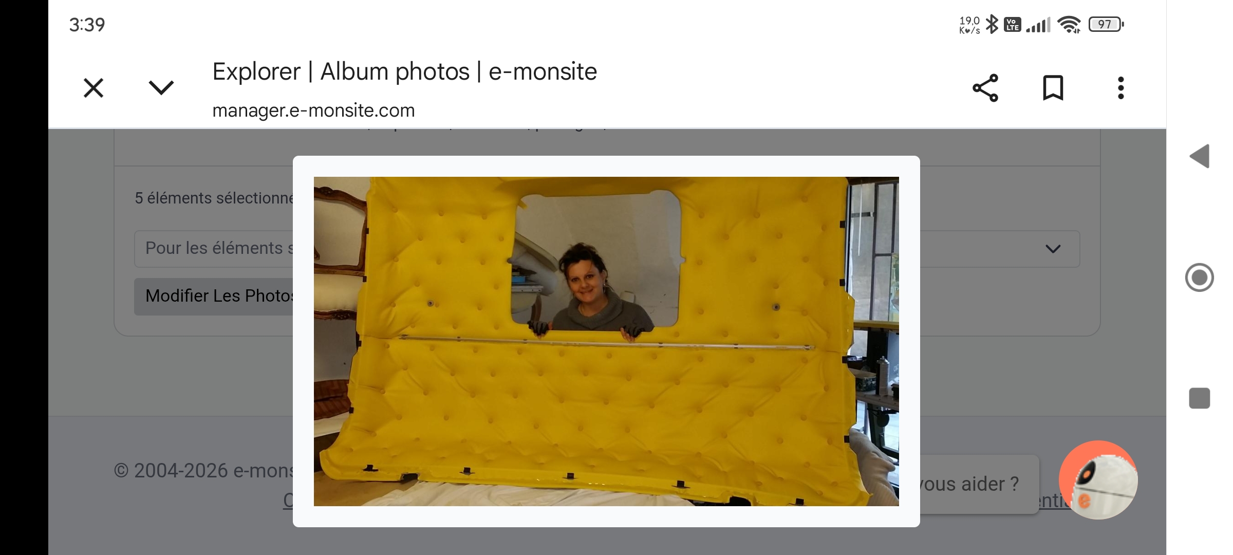 C’est un projet de prestige qui demande une précision chirurgicale et une esthétique forte. Le capitonnage d'une cabine de Scania par L'Atelier Sandy Déco transforme un outil de travail en un véritable salon de luxe personnalisé. Voici une proposition de rédaction pour présenter cette réalisation : Réalisation : Capitonnage Intégral de Cabine Scania Expertise : Sellerie de prestige et confort routier Lieu : L'Atelier Sandy Déco 1. Conception et Design Personnalisé Chaque millimètre de la cabine est étudié pour allier esthétique "Show-Truck" et ergonomie. Étude du projet : Choix des coloris (souvent des contrastes bi-tons) et du type de grain de cuir ou de similicuir haute résistance (Easy-clean). Gabaritage : Création de patrons sur mesure pour épouser les courbes spécifiques du tableau de bord, des parois et du pavillon Scania. 2. Le Capitonnage "Diamant" (Points Tirés) Le cœur de la réalisation réside dans le relief et le jeu d'ombres du capitonnage. Moussage haute densité : Application d'une mousse de confort de 20 à 40 mm pour créer le galbe. Technique du capitonnage : Réalisation de losanges parfaits avec points tirés ou boutons gainés assortis. Chaque intersection est renforcée pour une tenue impeccable face aux vibrations du véhicule. Broderie : Intégration du logo Scania ou du Griffon, brodé avec précision sur le panneau arrière ou les appuis-tête. 3. Habillage Complet des Éléments Le souci du détail s'étend à l'ensemble de l'habitacle : Le Pavillon (Ciel de toit) : Capitonnage intégral incluant l'intégration soignée des plafonniers et des spots LED. Les Portières et Tablettes : Gainage tendu avec surpiqûres doubles (piqûres sellier) pour souligner les lignes de la cabine. Le Sol (Tapis de tunnel) : Confection de tapis de sol épais, matelassés et bordés d'un galon de finition haute résistance.